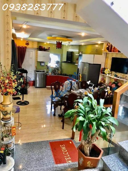 Cần bán nhà mặt tiền đường Nguyễn Hoàng ngay trung tâm thành phố giá rẻ hơn thị trường 500tr