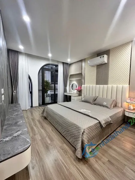 Bán nhà mặt phố Trạm, Long Biên. Dưới 13,2 tỷ. Thang máy 60m2 x 7T. Vỉa hè 3m