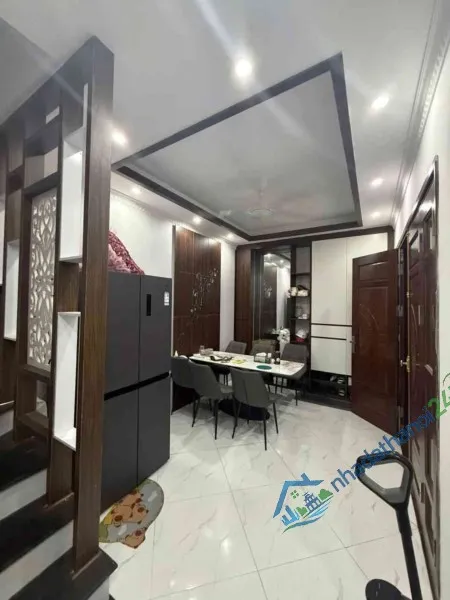 Phố Trạm ô tô lùi cửa 6 tỷ 30m gần sát phố,Long biên sổ đỏ