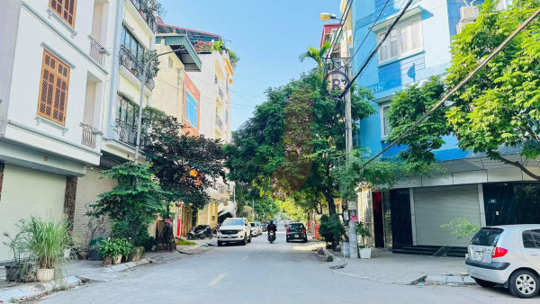 Bán nhà Hoàng Quốc Việt, Phân lô, ô tô đỗ cửa vào nhà 57m2 giá nhỉnh 10.8