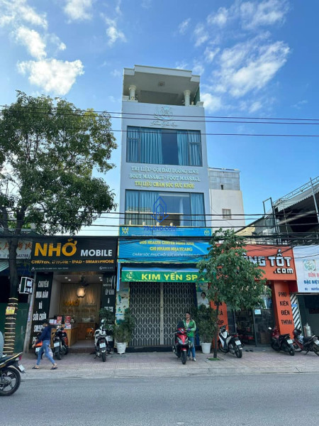 Cần bán nhà 3 tầng mặt tiền đường Nguyễn Thị Minh Khai, gần biển giá 10 tỷ 700