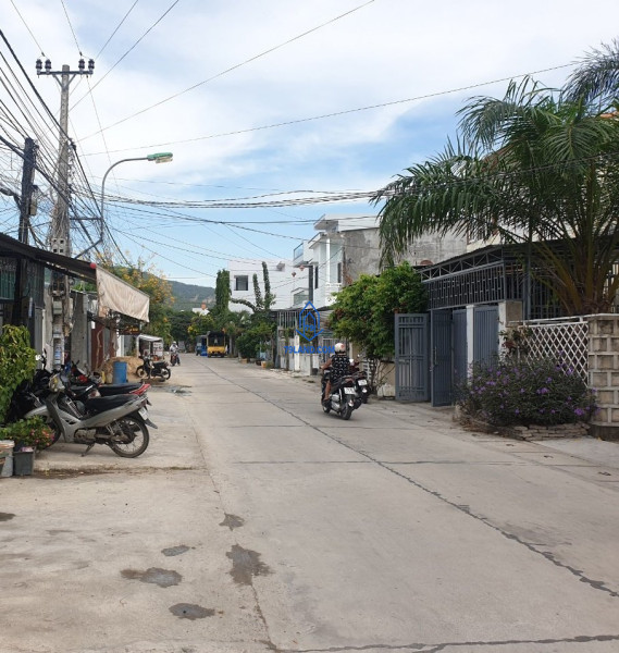 Bán nhà mặt tiền đường Lư Giang Phước Đồng, khu vực dân cư đông đúc, phù hợp đầu tư và mua ở