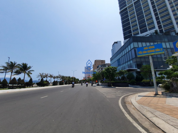 Bán nhanh khách sạn cách biển Phạm Văn Đồng Nha Trang chỉ 50m, vào kinh doanh ngay