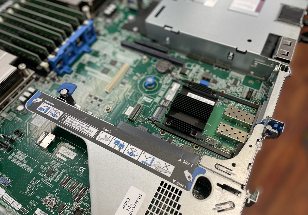 Bên trong Phía sau HPE ProLiant DL365 Gen10 Plus