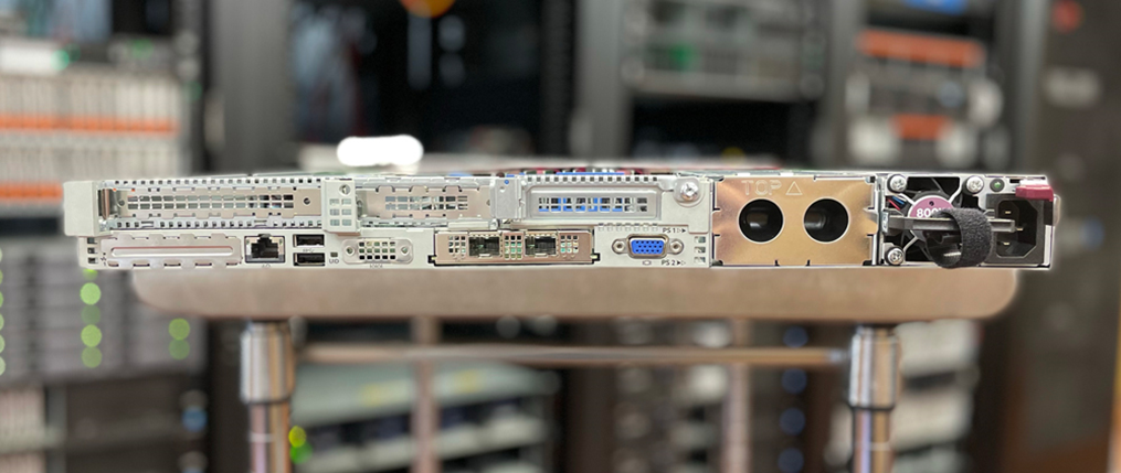 Phía sau HPE ProLiant DL365 Gen10 Plus