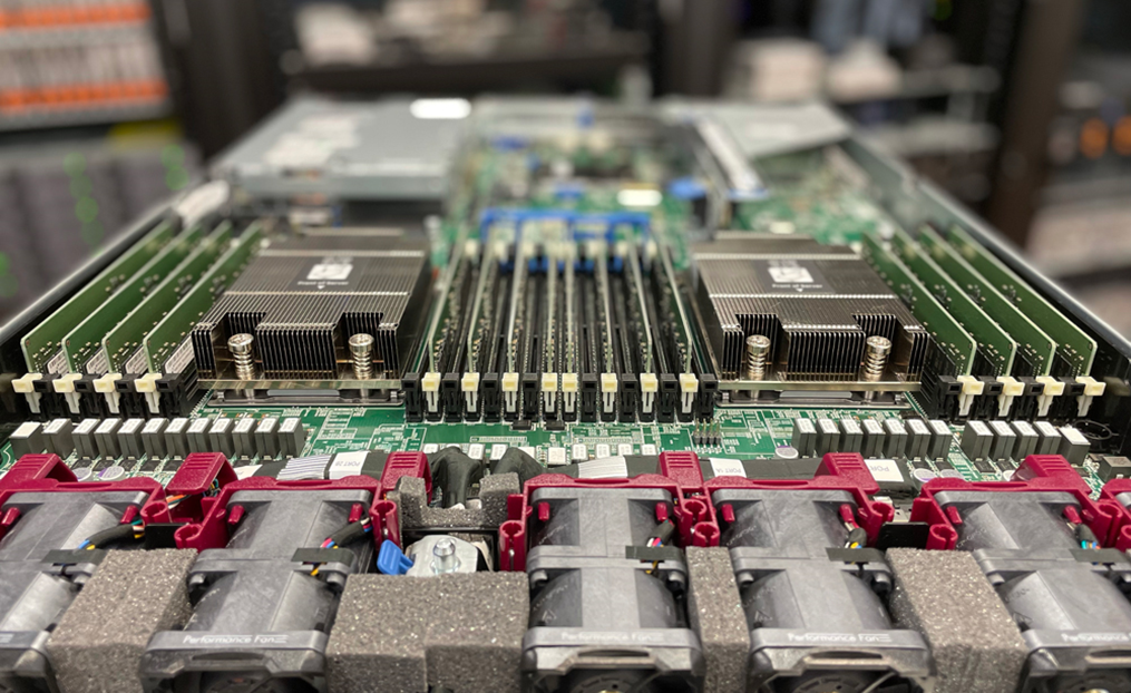Bên trong Phía sau HPE ProLiant DL365 Gen10 Plus