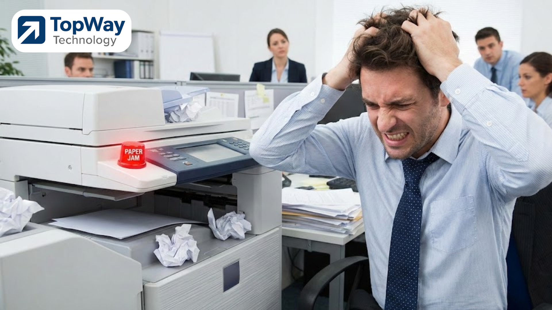 nhân viên đang rồi đầu khi máy in liên tục bị kẹt giấy