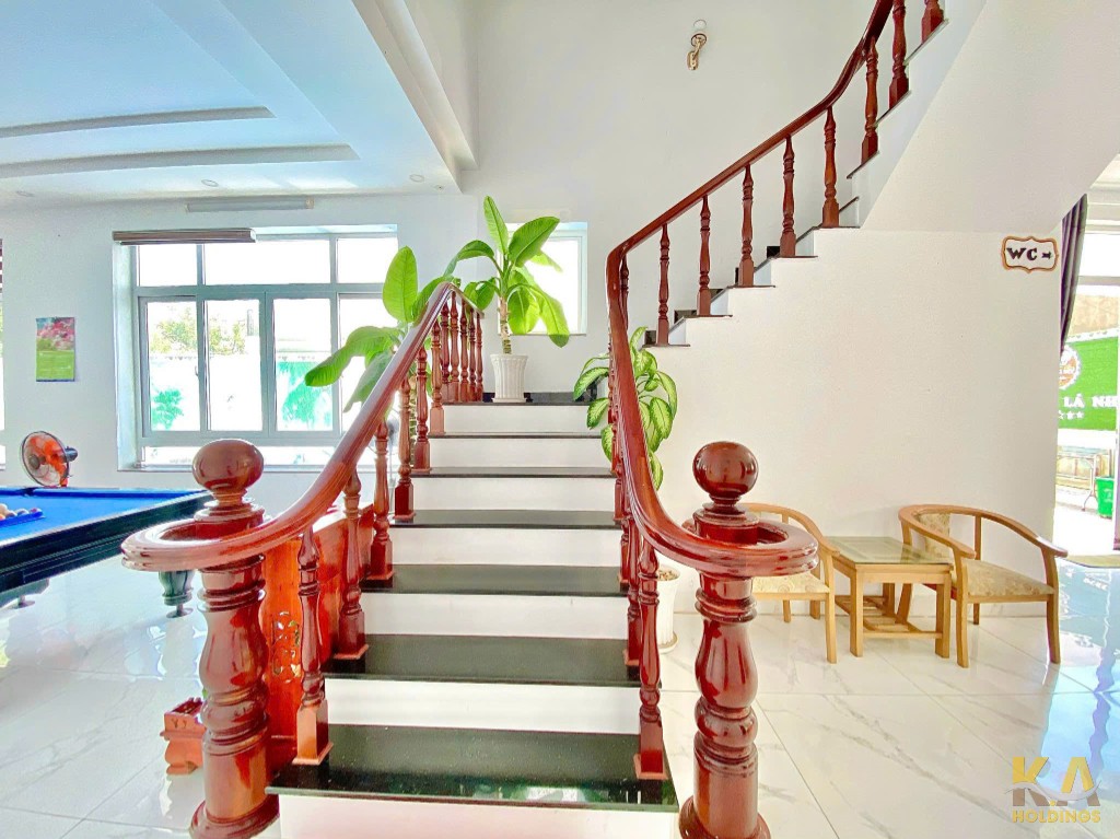 BÁN NHÀ NGHỈ KHU BÃI TẮM THUỶ TIÊN – DT 400M² (20x20M) – XÂY DỰNG 200M² – 15 PHÒNG – HỒ BƠI – GIÁ 22 TỶ (ĐANG CHO THUÊ 40TR/THÁNG)