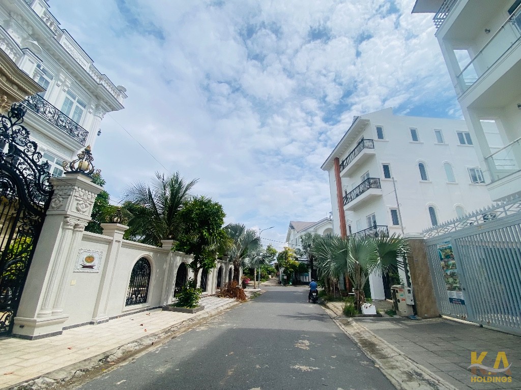 BÁN NHÀ NGHỈ KHU BÃI TẮM THUỶ TIÊN – DT 400M² (20x20M) – XÂY DỰNG 200M² – 15 PHÒNG – HỒ BƠI – GIÁ 22 TỶ (ĐANG CHO THUÊ 40TR/THÁNG)