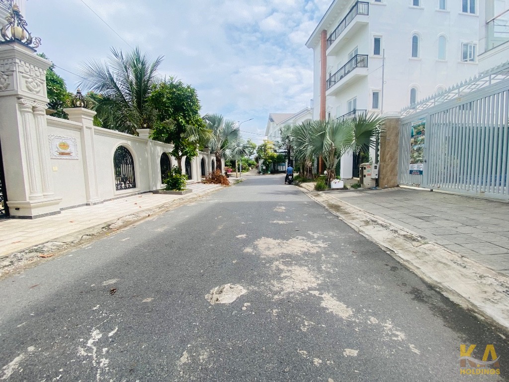 BÁN NHÀ NGHỈ KHU BÃI TẮM THUỶ TIÊN – DT 400M² (20x20M) – XÂY DỰNG 200M² – 15 PHÒNG – HỒ BƠI – GIÁ 22 TỶ (ĐANG CHO THUÊ 40TR/THÁNG)