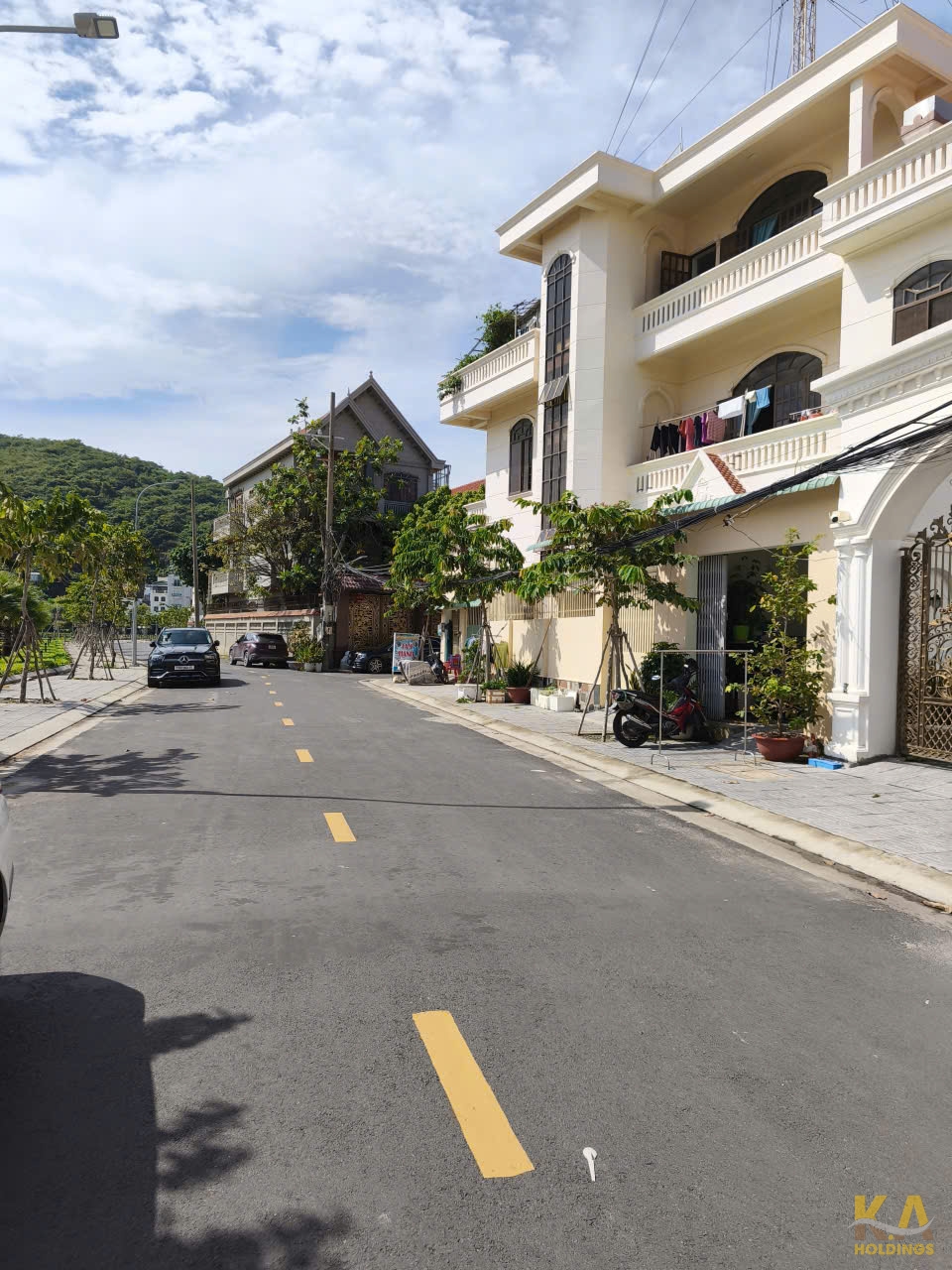 BÁN NHÀ BIỆT THỰ MẶT TIỀN LẠC LONG QUÂN - HOÀN CÔNG - ĐÔNG - 282,4M (10x 28) - GIÁ 35 TỶ