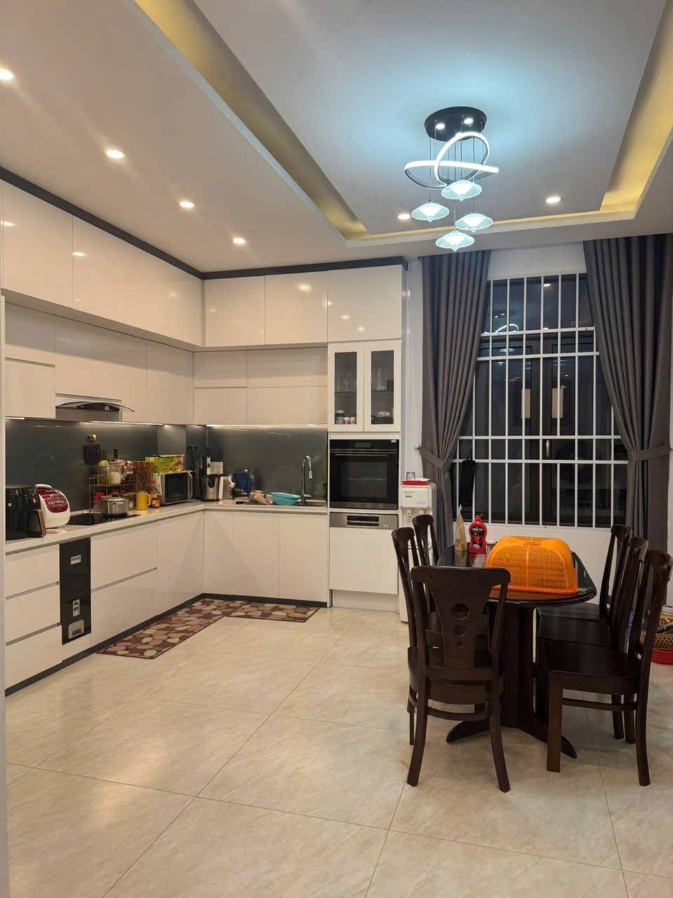 Bán nhà 1 trệt 4 lầu gần nhà sách bạch đằng, chợ rạch dừa – 84m – 5x17m – tb - thang máy - giá 8,5 tỷ