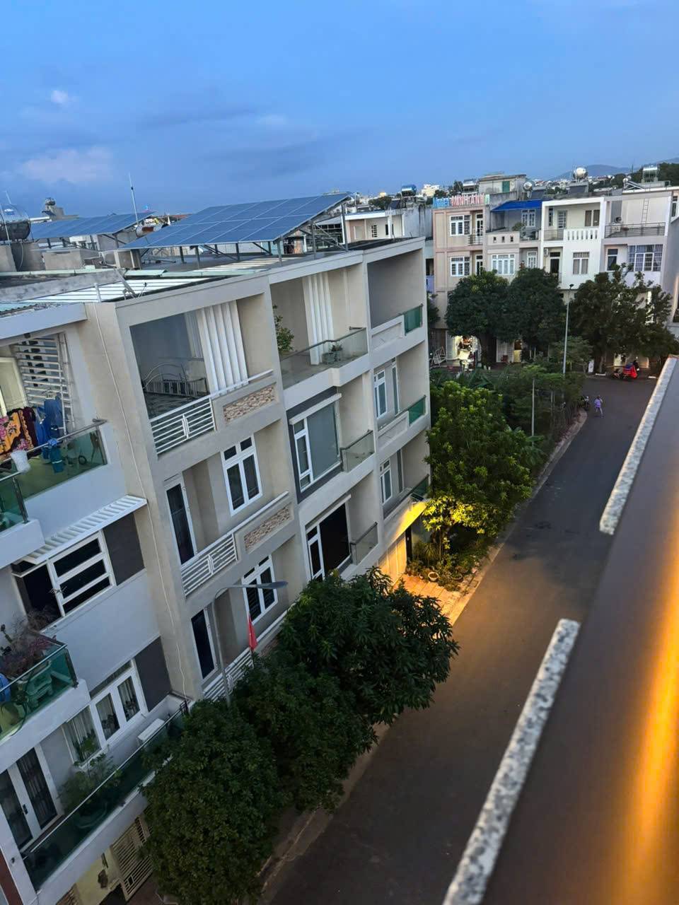Bán nhà 1 trệt 4 lầu gần nhà sách bạch đằng, chợ rạch dừa – 84m – 5x17m – tb - thang máy - giá 8,5 tỷ