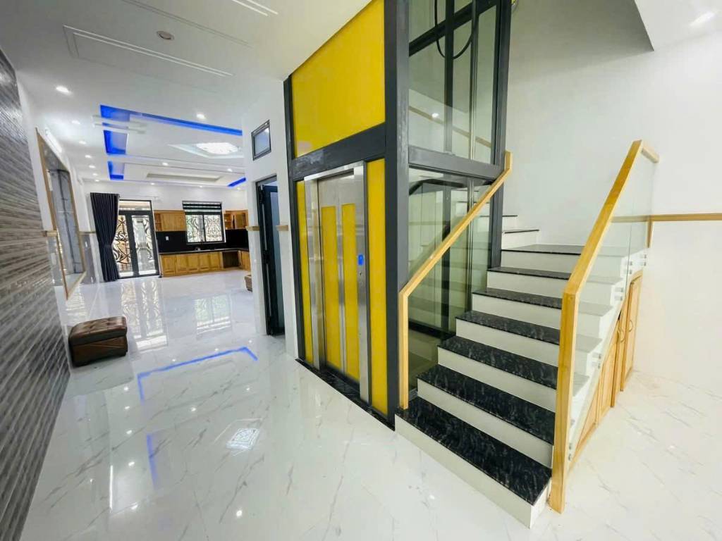 Bán Nhà  1 Trệt 4 Lầu (2 Mặt Tiền) Đường Lạc Long Quân, P. Vũng Tàu, HCM - 141M2  KT(5 x 28)M -ĐN- Giá: 17 Tỷ