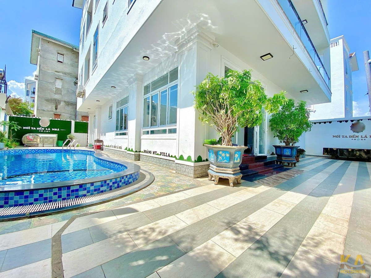 BÁN NHÀ NGHỈ KHU BÃI TẮM THUỶ TIÊN – DT 400M² (20x20M) – XÂY DỰNG 200M² – 15 PHÒNG – HỒ BƠI – GIÁ 22 TỶ (ĐANG CHO THUÊ 40TR/THÁNG)