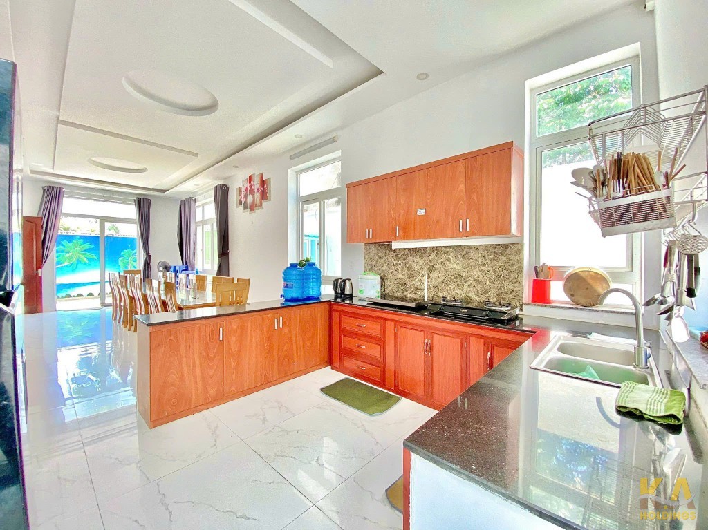 BÁN NHÀ NGHỈ KHU BÃI TẮM THUỶ TIÊN – DT 400M² (20x20M) – XÂY DỰNG 200M² – 15 PHÒNG – HỒ BƠI – GIÁ 22 TỶ (ĐANG CHO THUÊ 40TR/THÁNG)