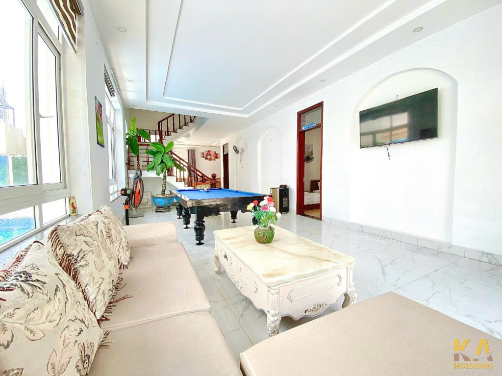 BÁN NHÀ NGHỈ KHU BÃI TẮM THUỶ TIÊN – DT 400M² (20x20M) – XÂY DỰNG 200M² – 15 PHÒNG – HỒ BƠI – GIÁ 22 TỶ (ĐANG CHO THUÊ 40TR/THÁNG)