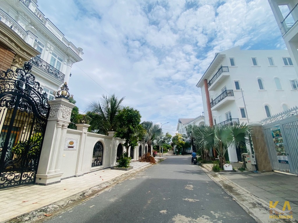 BÁN NHÀ NGHỈ KHU BÃI TẮM THUỶ TIÊN – DT 400M² (20x20M) – XÂY DỰNG 200M² – 15 PHÒNG – HỒ BƠI – GIÁ 22 TỶ (ĐANG CHO THUÊ 40TR/THÁNG)