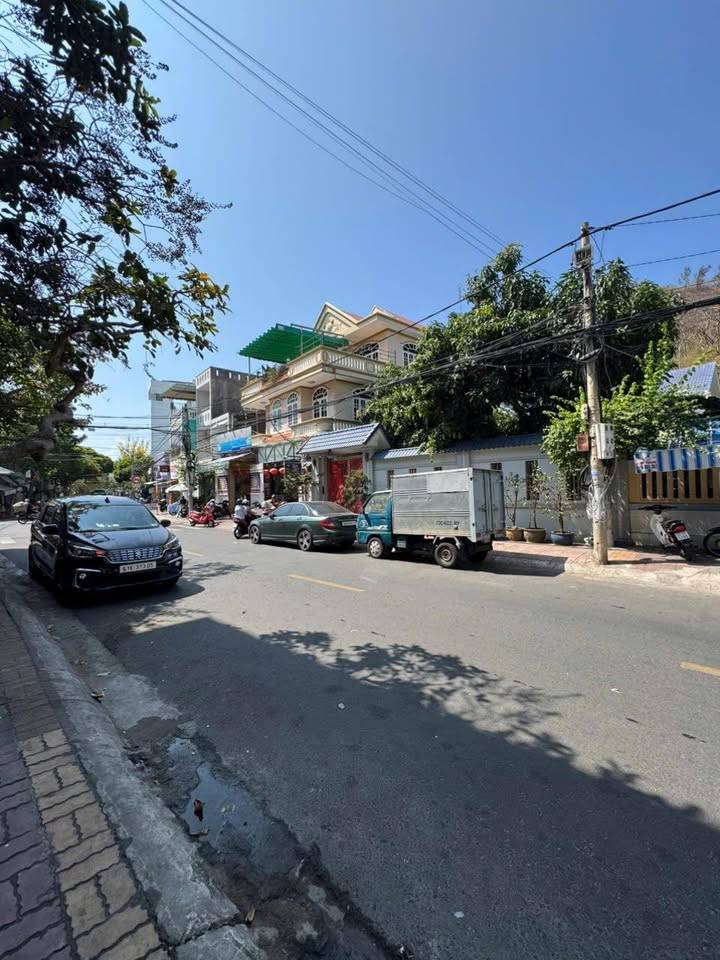 Bán Khách Sạn đường Đinh Tiên Hoàng, Phường 1 - DT: 105M2 (5x20)M - TN - Giá: 24,5 Tỷ